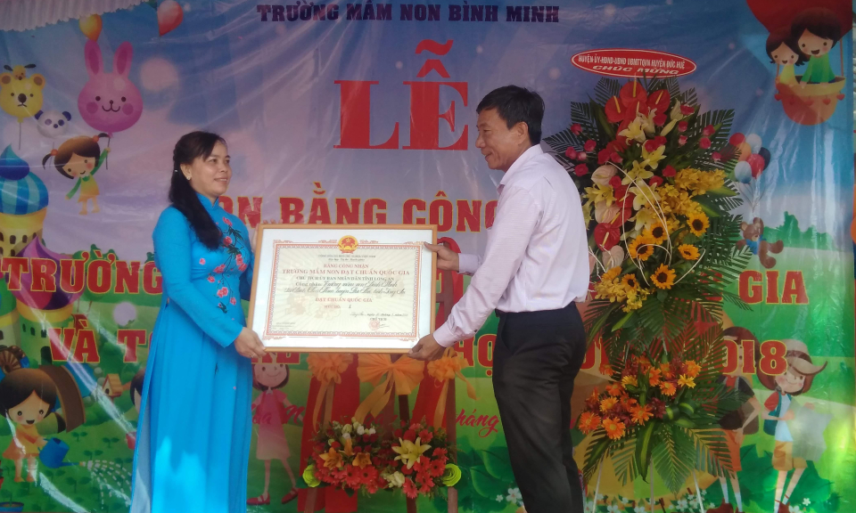 Đức Huệ, Mộc H&oacute;a: Đ&oacute;n bằng c&ocirc;ng nhận trường đạt chuẩn quốc gia