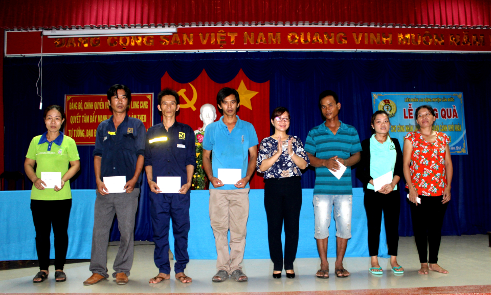 Cần Đước: Tặng qu&agrave; c&ocirc;ng nh&acirc;n c&oacute; ho&agrave;n cảnh kh&oacute; khăn nh&acirc;n th&aacute;ng c&ocirc;ng nh&acirc;n 2018