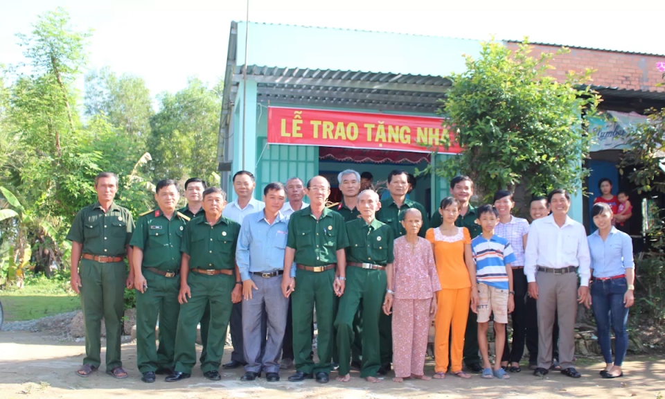 S&aacute;ng m&atilde;i tấm gương “Bộ đội cụ Hồ”