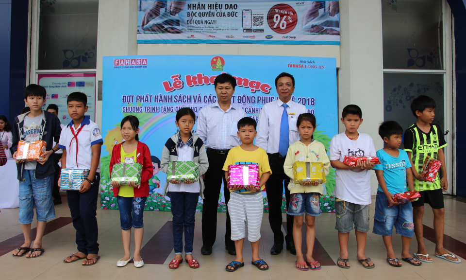 Lễ khai mạc đợt ph&aacute;t h&agrave;nh s&aacute;ch v&agrave; c&aacute;c hoạt động phục vụ h&egrave; 2018