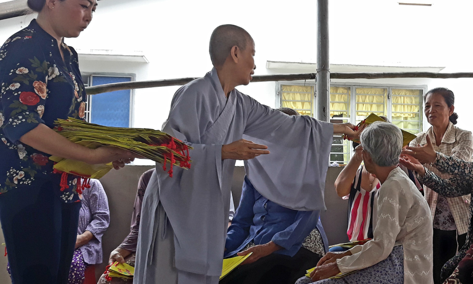 TP T&acirc;n An: M&ocirc; h&igrave;nh hạn chế sử dụng t&uacute;i nilon thay thế t&uacute;i giấy