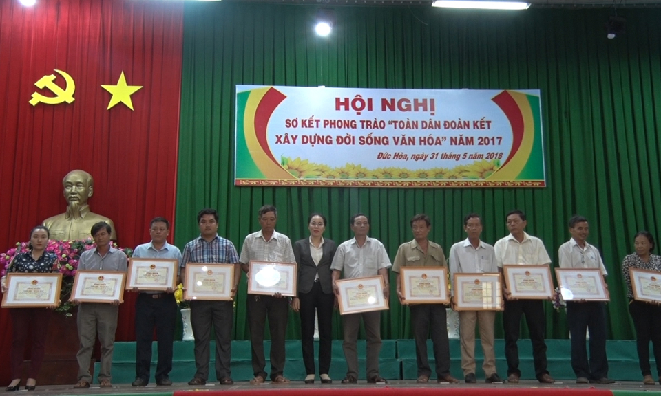 Đức Ho&agrave;: Sơ kết phong tr&agrave;o “To&agrave;n d&acirc;n đo&agrave;n kết x&acirc;y dựng đời sống văn h&oacute;a&rdquo;