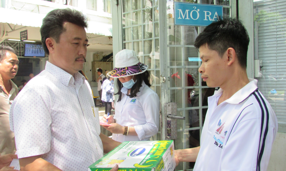 Bến Lức: Trao qu&agrave; cho trẻ em đang điều trị tại Bệnh viện ung bướu TPHCM