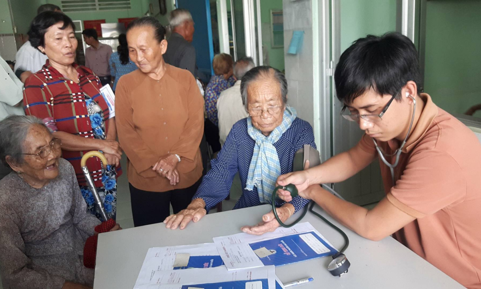 Bến Lức: Quan t&acirc;m chăm lo cho người cao tuổi
