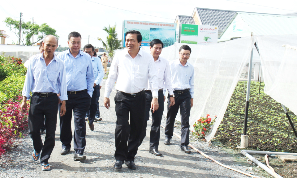 B&iacute; thư TU Phạm Văn Rạnh khảo s&aacute;t m&ocirc; h&igrave;nh trồng rau ứng dụng CNC tại Cần Đước