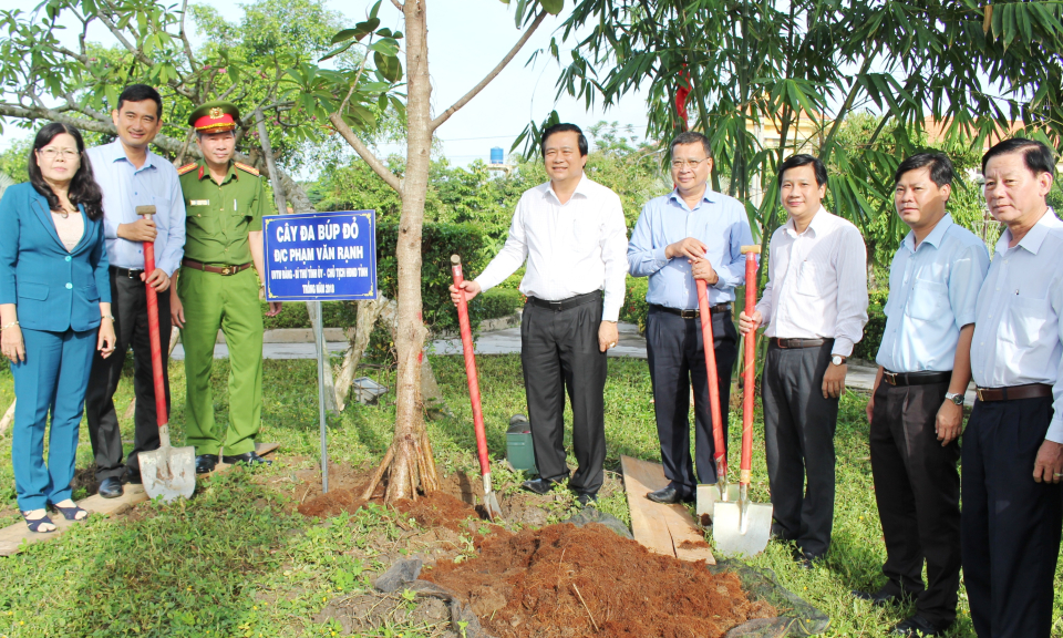 B&iacute; thư tỉnh ủy Phạm Văn Rạnh dự lễ trồng c&acirc;y tại Cần Đước