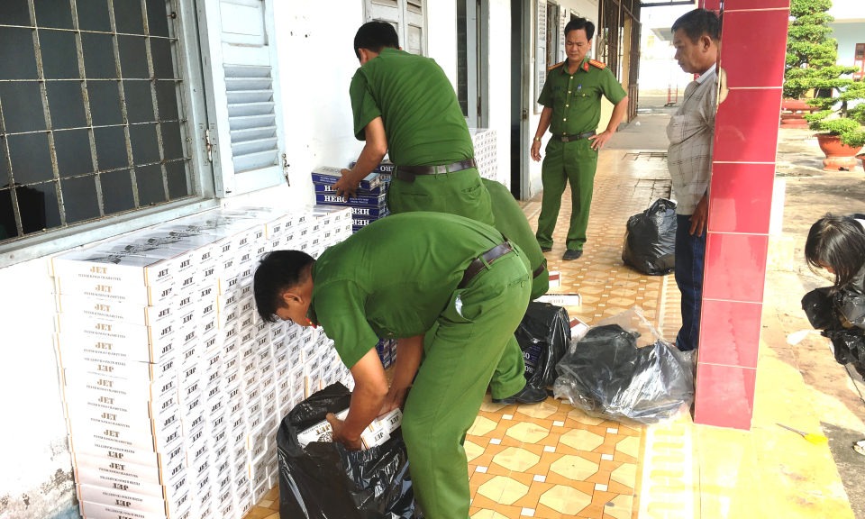 C&ocirc;ng an Kiến Tường bắt giữ 6.000 g&oacute;i thuốc l&aacute; ngoại nhập lậu.