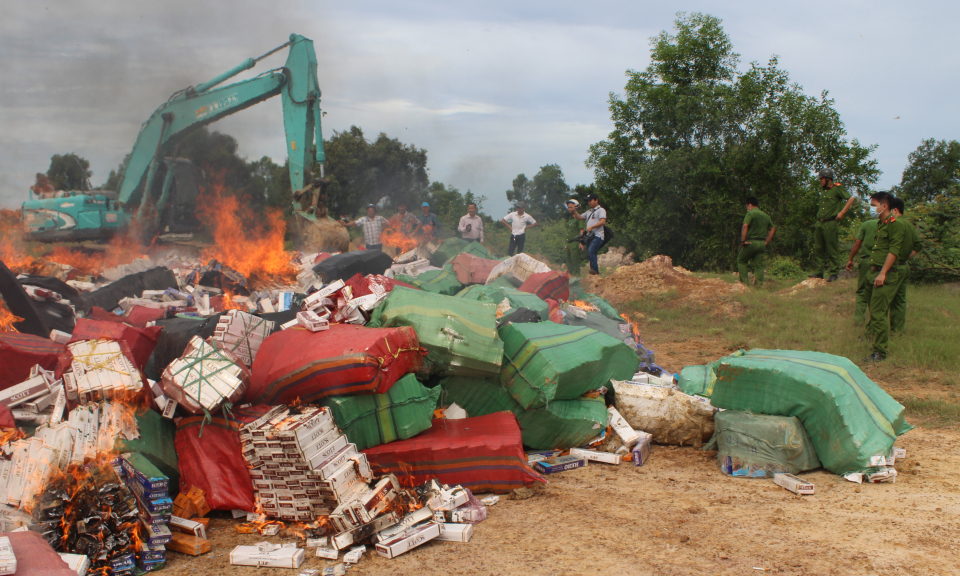 Long An ti&ecirc;u hủy tr&ecirc;n 240.000 g&oacute;i thuốc l&aacute; ngoại nhập lậu