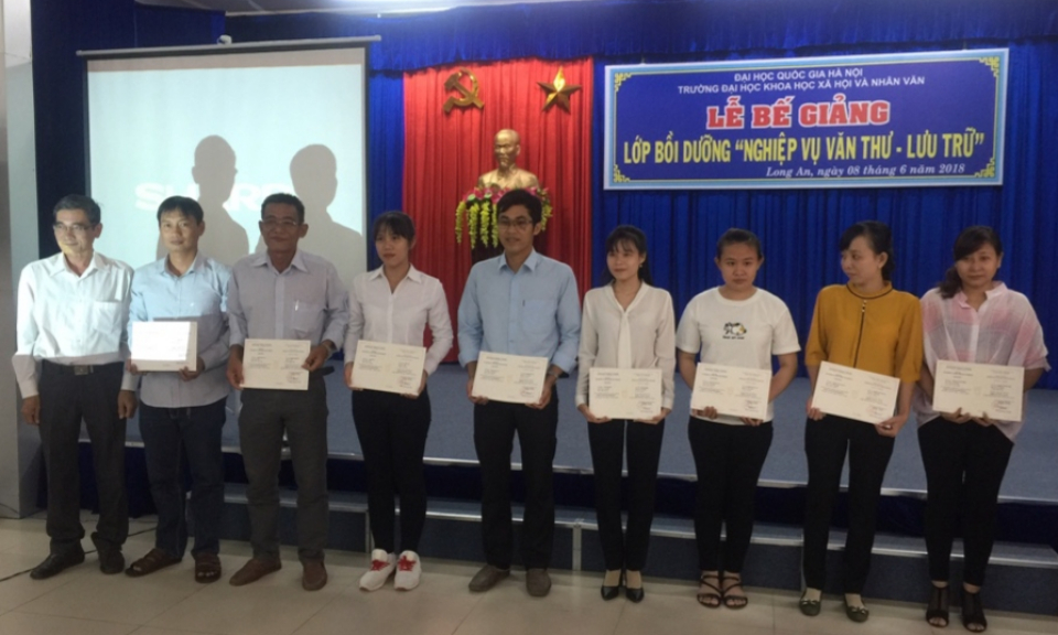 Bế giảng lớp bồi dưỡng &ldquo;Nghiệp vụ Văn thư &ndash; Lưu trữ&rdquo; năm 2018