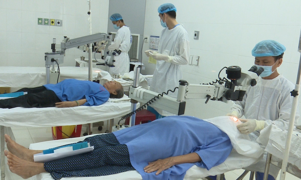 Đức Ho&agrave; : Mổ mắt miễn ph&iacute; cho người ngh&egrave;o bị đục thủy tinh thể