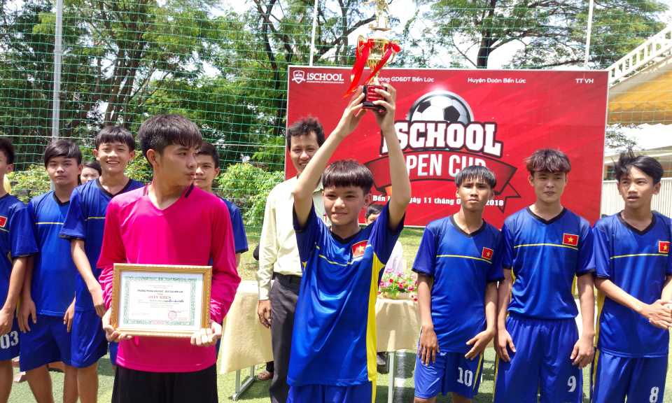 Bến Lức: Giải b&oacute;ng đ&aacute; học sinh THCS Open Cup năm 2018