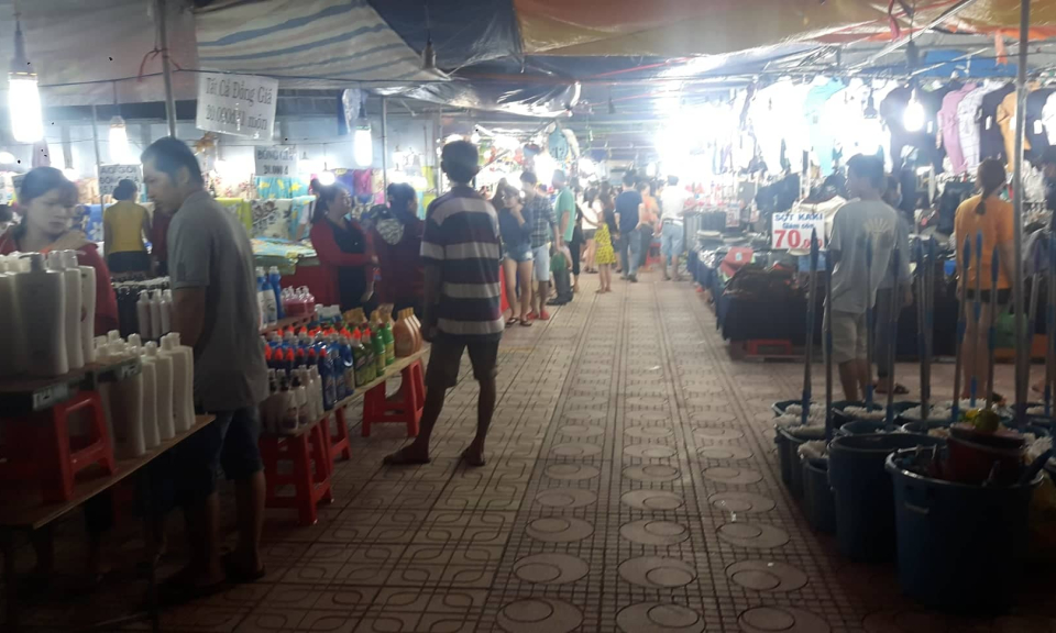 Bến Lức: S&ocirc;i nổi Phi&ecirc;n chợ k&iacute;ch cầu h&agrave;ng Việt