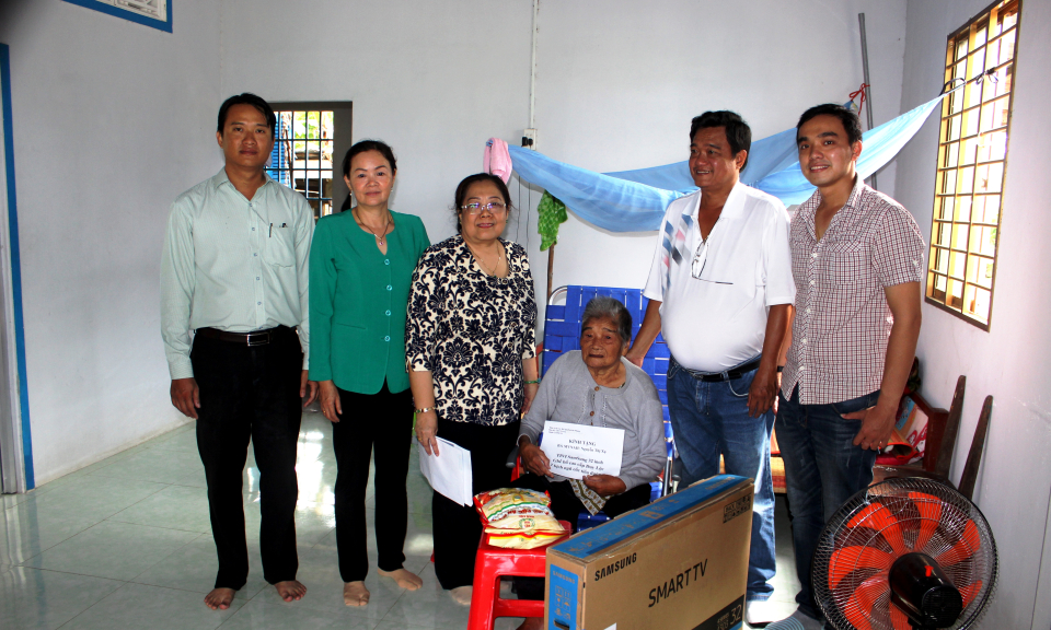 Cần Đước: Thăm, tặng qu&agrave; B&agrave; Mẹ Việt Nam anh h&ugrave;ng