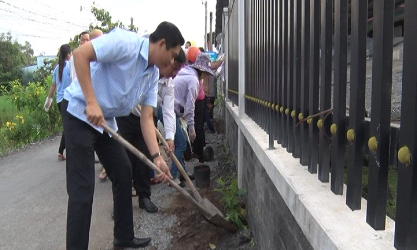 Cần Giuộc: Phụ nữ Mỹ Lộc với m&ocirc; h&igrave;nh &ldquo;Trồng c&acirc;y xanh ven đường, trước ng&otilde;&rdquo;