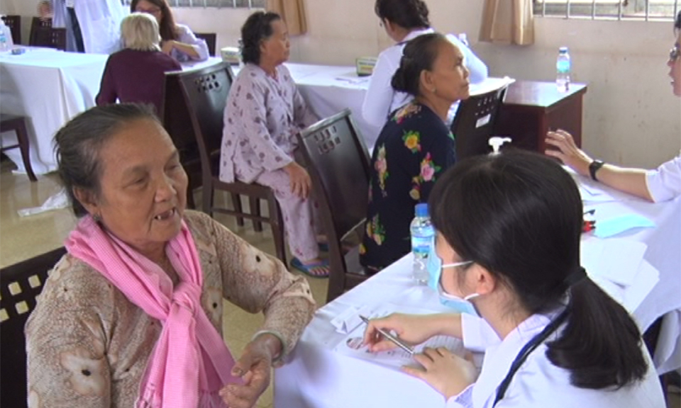 Bến Lức: Kh&aacute;m bệnh v&agrave; ph&aacute;t thuốc miễn ph&iacute; cho hộ gia đ&igrave;nh ch&iacute;nh s&aacute;ch v&agrave; hộ ngh&egrave;o