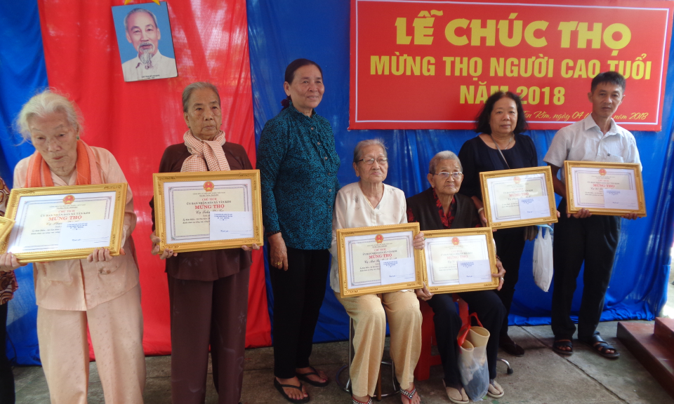 Cần Giuộc: Ch&uacute;c thọ người cao tuổi