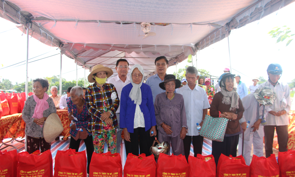 Thủ Thừa: Trao qu&agrave; cho hộ ngh&egrave;o