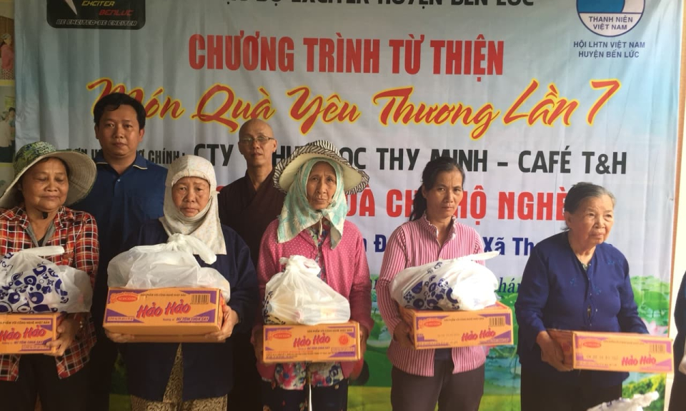 Bến Lức: Trao tặng 200 suất qu&agrave; cho hộ ngh&egrave;o tại x&atilde; Thạnh Đức
