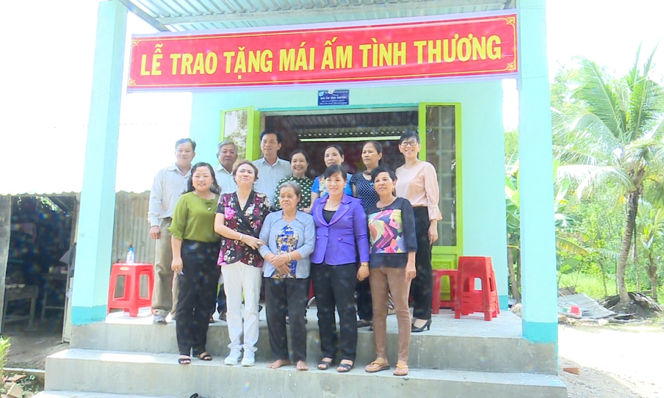 Đức H&ograve;a: Trao tặng 2 m&aacute;i ấm t&igrave;nh thương cho hộ kh&oacute; khăn về nh&agrave; ở