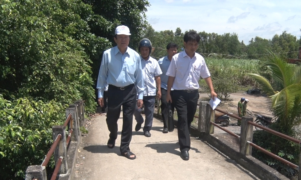 Nguy&ecirc;n Chủ tịch nước Trương Tấn Sang khảo s&aacute;t x&acirc;y dựng cầu GTNT