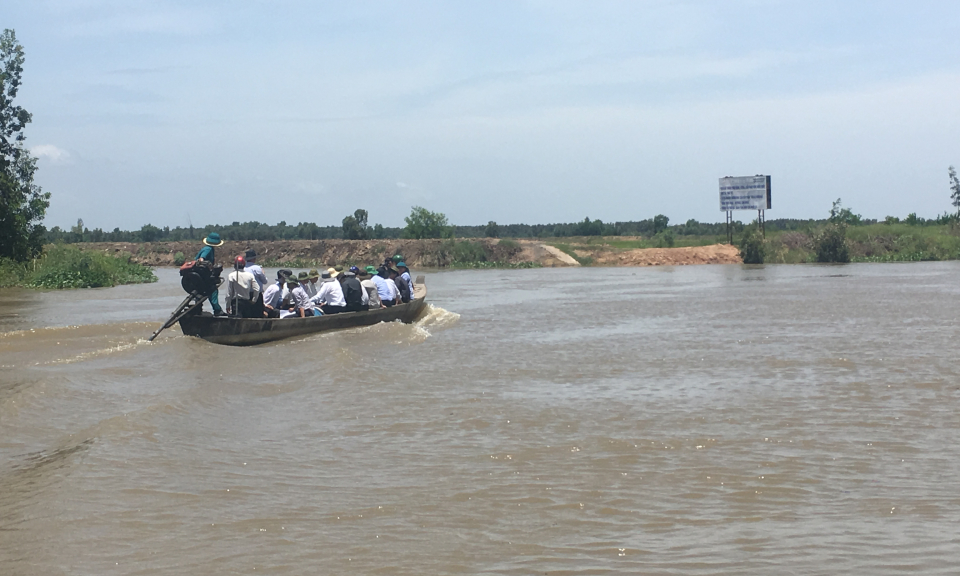 Thứ trưởng Bộ NN v&agrave; PTNT kiểm tra lũ lụt tại Long An
