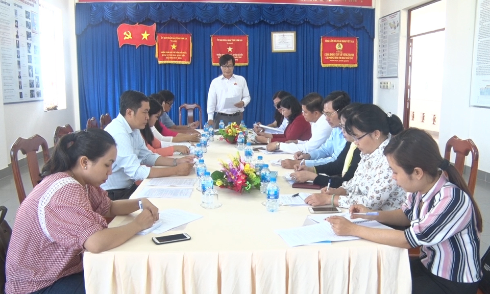 Ban văn h&oacute;a x&atilde; hội HĐND tỉnh l&agrave;m việc tại trường THPT Hậu Nghĩa