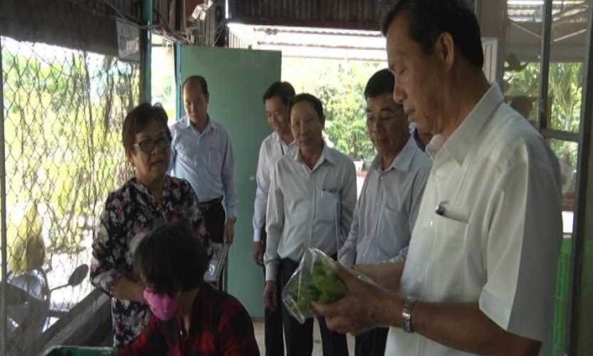 B&iacute; thư huyện uỷ Cần Giuộc l&agrave;m việc với c&aacute;c HTX n&ocirc;ng nghiệp