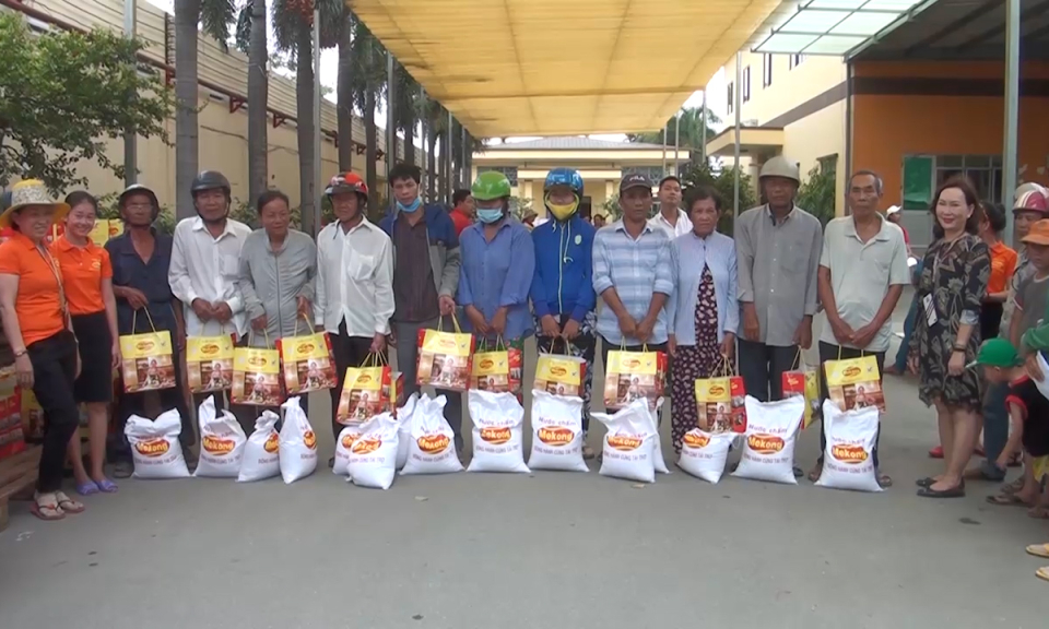 Đức H&ograve;a: Trao 350 phần qu&agrave; cho người ngh&egrave;o, c&ocirc;ng nh&acirc;n lao động