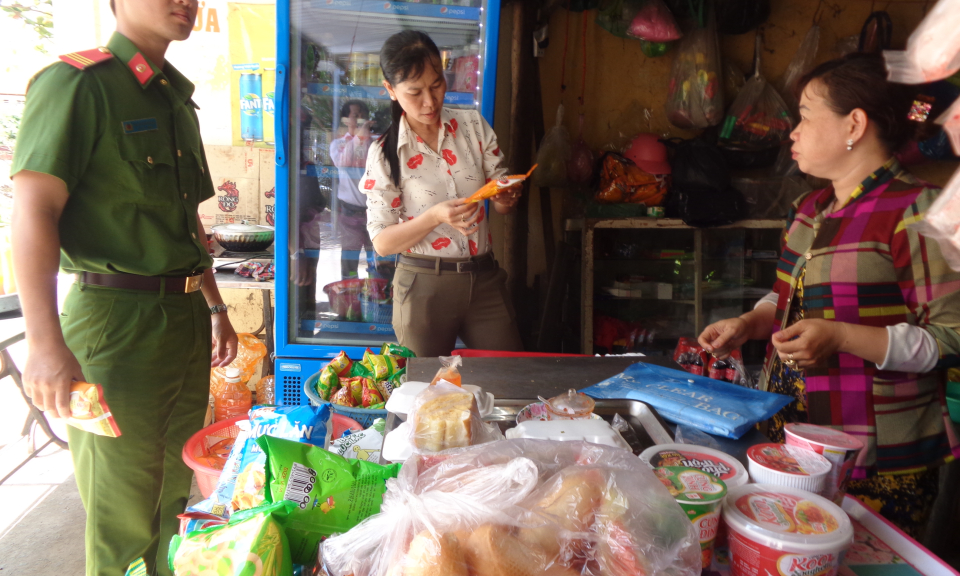 Cần Giuộc: Kiểm tra an to&agrave;n thực phẩm tại c&aacute;c bếp ăn tập thể