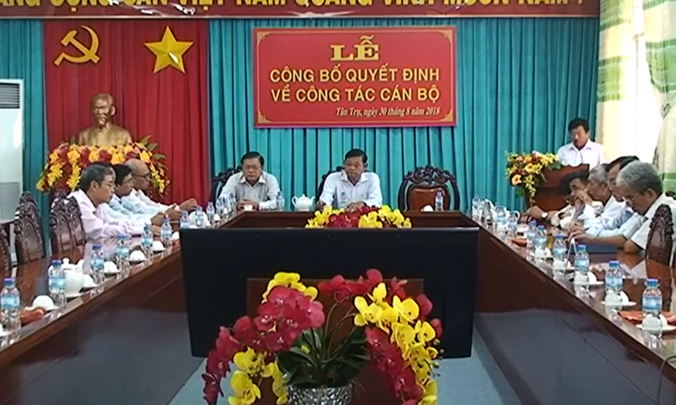 Huyện Ủy T&acirc;n Trụ c&ocirc;ng bố 7 quyết định về c&ocirc;ng t&aacute;c c&aacute;n bộ