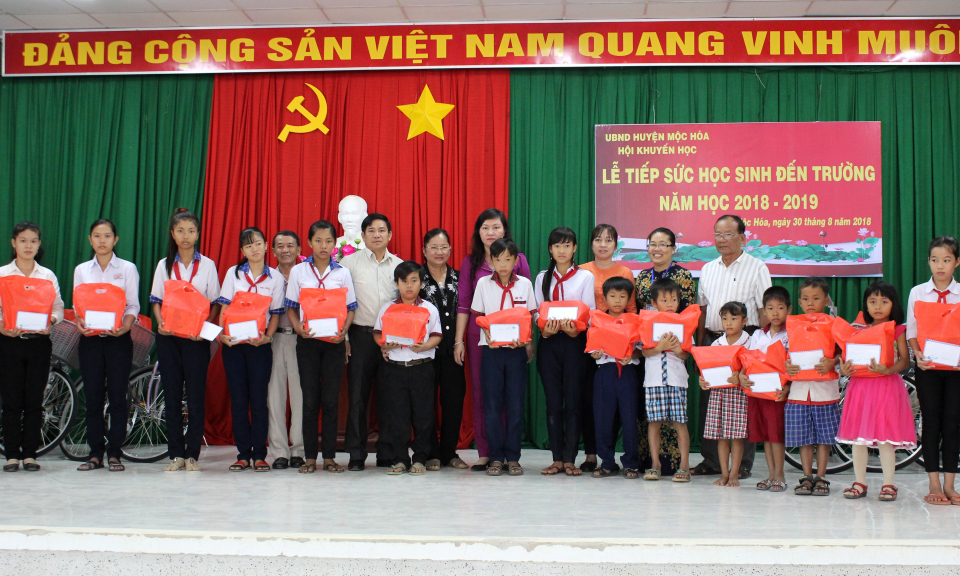 Mộc H&oacute;a: Lễ tiếp sức đến trường