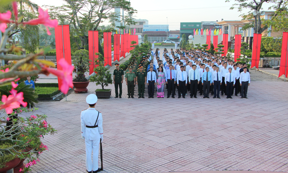 Long An viếng Nghĩa trang liệt sĩ nh&acirc;n kỷ niệm 73 năm CMT8 v&agrave; Quốc Kh&aacute;nh 2/9