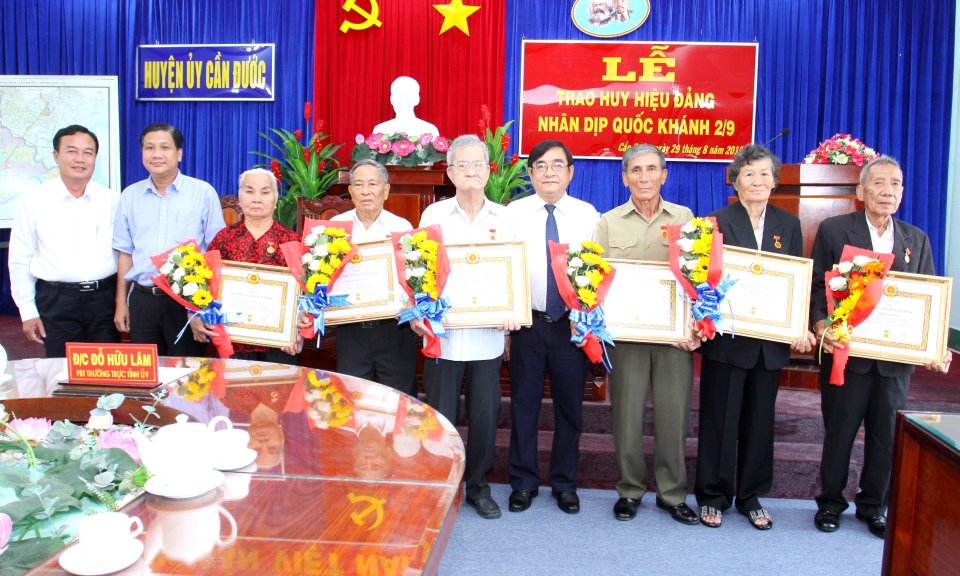 Ph&oacute; B&iacute; thư Thường trực Tỉnh ủy Long An Đỗ Hữu L&acirc;m trao huy hi&ecirc;̣u Đảng tại Cần Đước