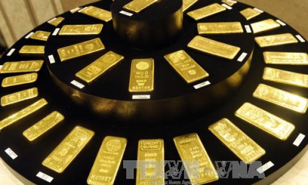 V&agrave;ng rớt gi&aacute;, dầu vọt l&ecirc;n mức cao nhất trong hơn một th&aacute;ng