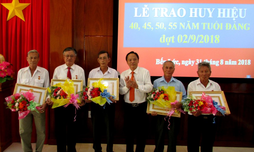 C&aacute;c địa phương trong tỉnh trao huy hiệu Đảng cho đảng vi&ecirc;n cao ni&ecirc;n