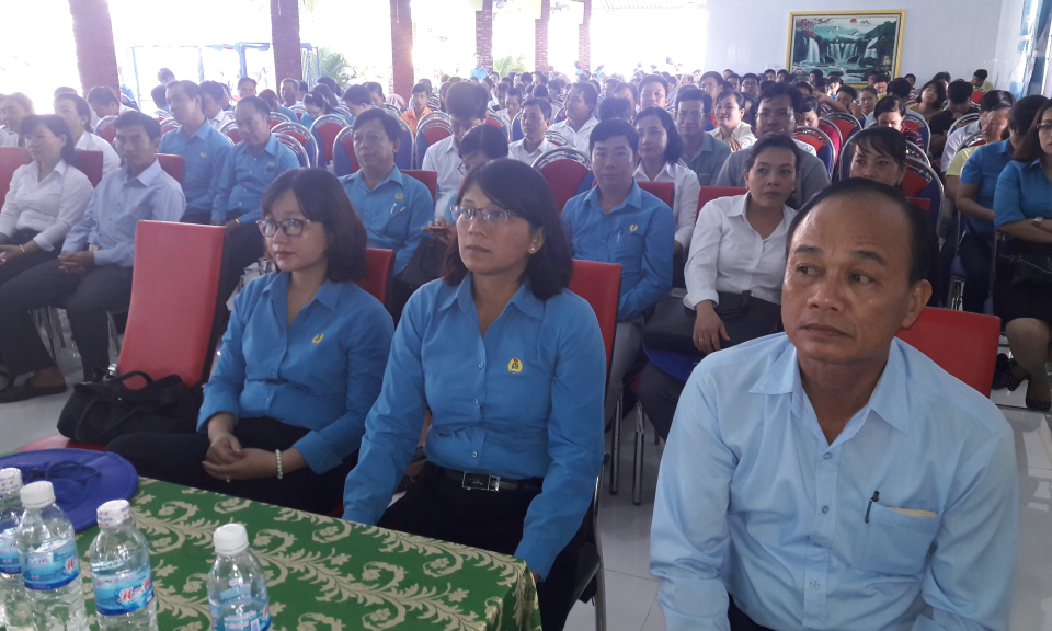 Li&ecirc;n đo&agrave;n lao động tỉnh Long An tuy&ecirc;n truyền luật Đặc khu kinh tế v&agrave; luật An ninh mạng