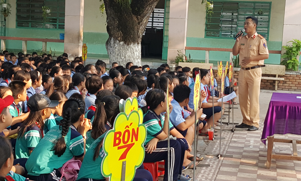 Đức H&ograve;a: An to&agrave;n giao th&ocirc;ng đầu năm học mới