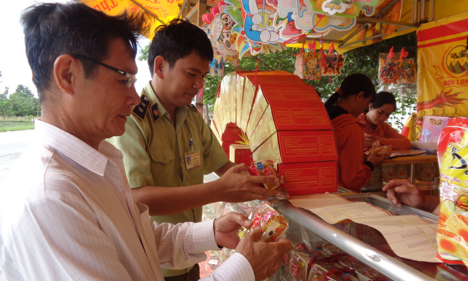 Cần Giuộc: Kiểm tra an to&agrave;n thực phẩm nh&acirc;n dịp tết trung thu