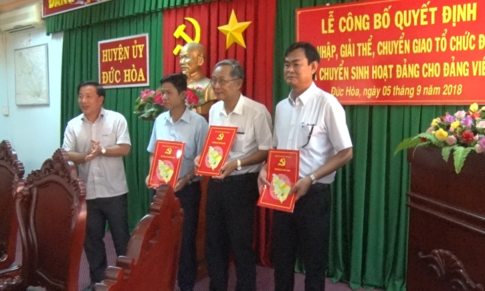 Đức H&ograve;a: C&ocirc;ng bố quyết định s&aacute;p nhập, giải thể, chuyển giao tổ chức đảng