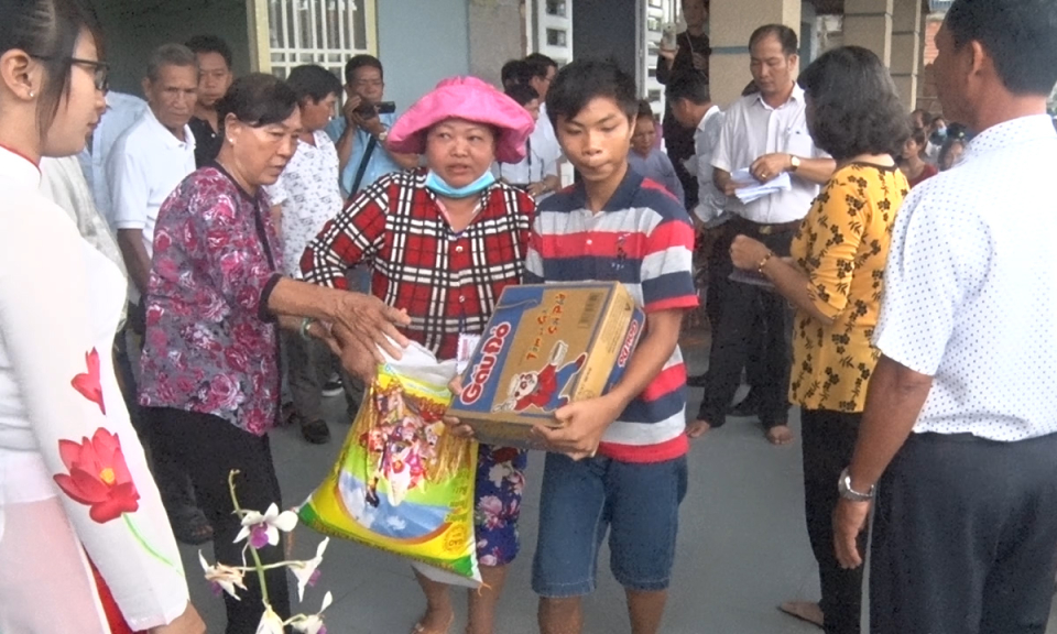 Đức H&ograve;a: Trao tặng qu&agrave; cho nạn nh&acirc;n chất độc da cam