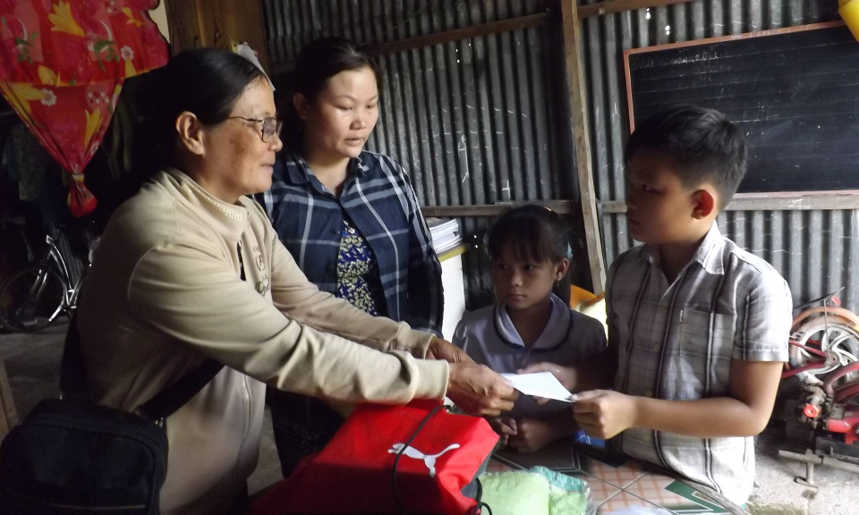 Bến Lức: Tiếp th&ecirc;m động lực cho học sinh ngh&egrave;o hiếu học