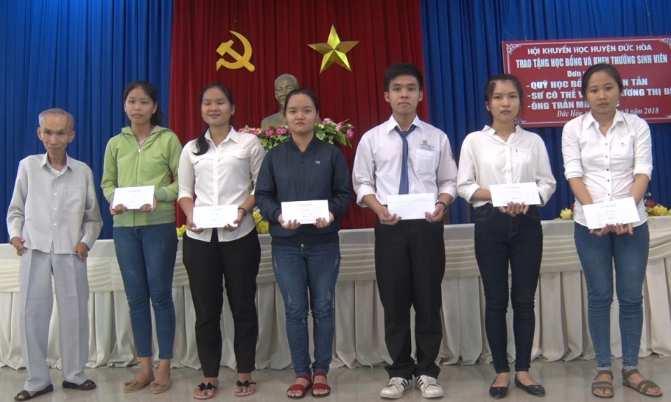 Đức Ho&agrave;,Thủ Thừa: Tiếp sức học sinh, sinh vi&ecirc;n đến trường