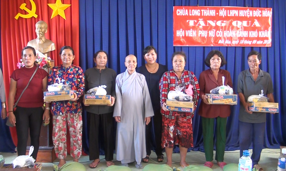 Đức H&ograve;a: Trao tặng 200 phần qu&agrave; cho phụ nữ kh&oacute; khăn