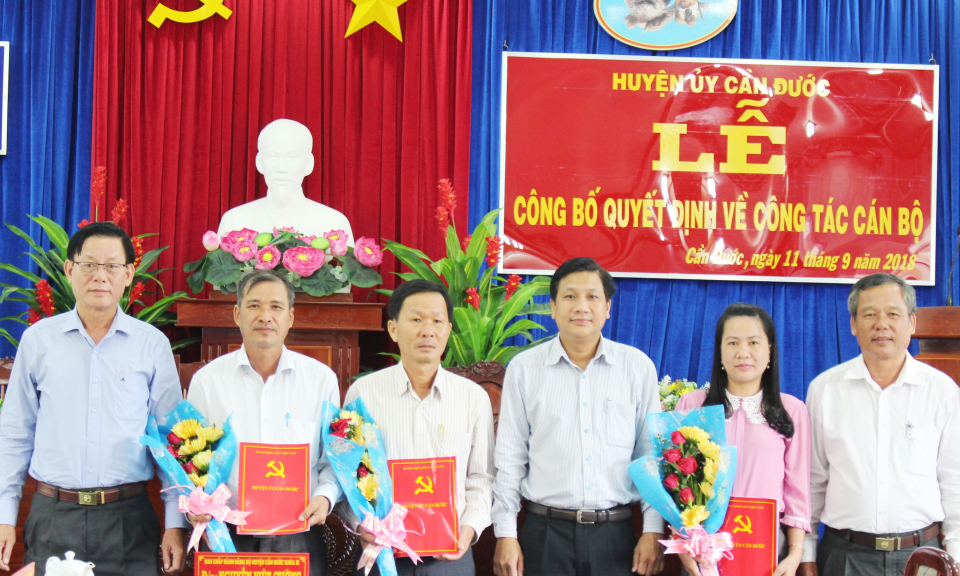 Cần Đước: Trao quyết định bổ nhiệm c&aacute;n bộ