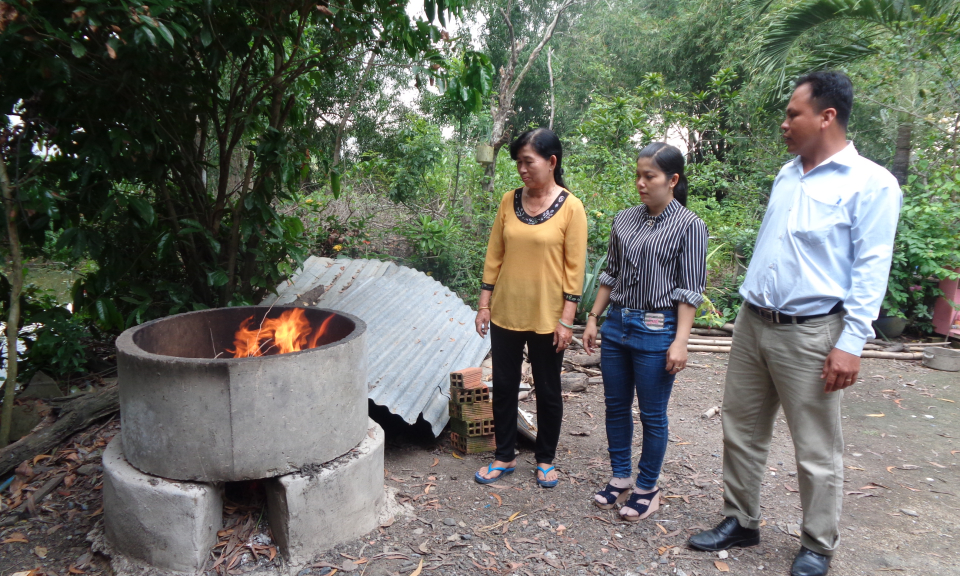 Cần Giuộc: Hiệu quả từ m&ocirc; h&igrave;nh l&ograve; đốt r&aacute;c tại gia đ&igrave;nh