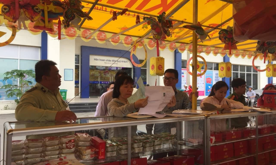 Bến Lức, TX Kiến Tường: Kiểm tra vệ sinh an to&agrave;n thực phẩm b&aacute;nh Trung Thu