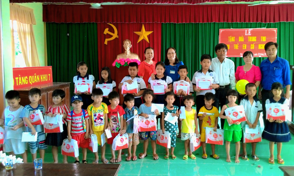 T&acirc;n Thạnh: Tặng qu&agrave; trung thu cho trẻ em c&oacute; ho&agrave;n cảnh kh&oacute; khăn