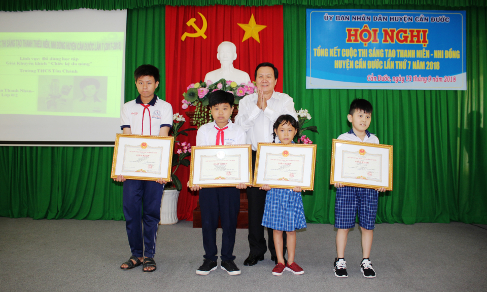 Cần Đước: Trao thưởng s&aacute;ng tạo thanh thiếu ni&ecirc;n nhi đồng năm 2018