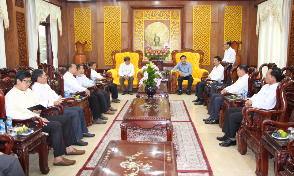 B&iacute; thư Tỉnh ủy Long An tiếp Thường trực Ủy ban Đo&agrave;n kết C&ocirc;ng gi&aacute;o Việt Nam tỉnh Long An