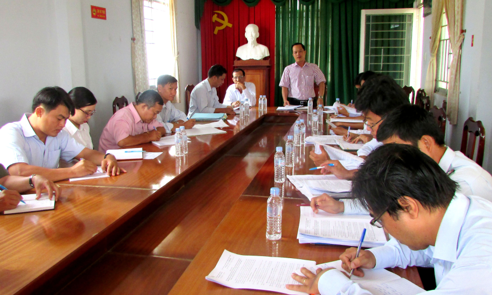 Ph&oacute; chủ tịch UBND huyện Bến Lức l&agrave;m việc tại x&atilde; Nhựt Ch&aacute;nh